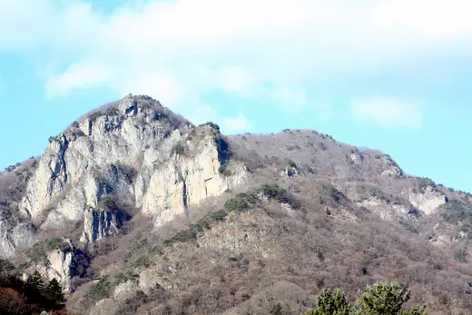 백암산 바위 절벽과 겨울 산등성이