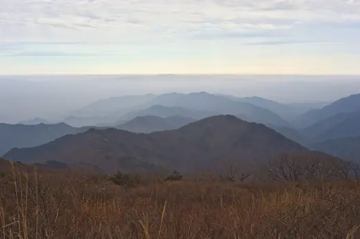 비슬산 정상에서 바라본 겹겹의 산줄기
