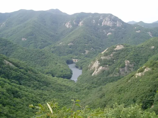 변산 저수지를 감싼 내변산 암봉