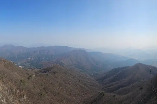 축령산 능선 너머로 이어지는 산줄기
