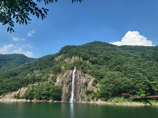 추월산 담양호로 떨어지는 폭포와 산자락