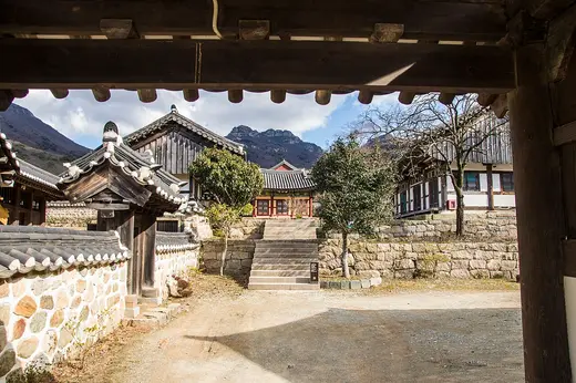 두륜산 암봉을 배경으로 자리한 해남 대흥사 경내
