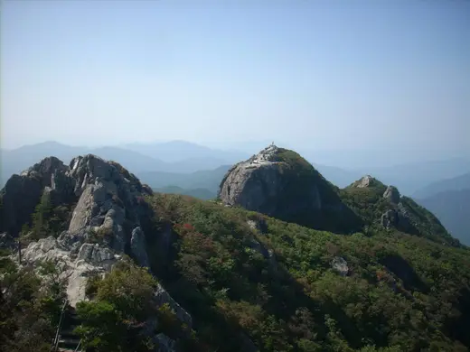 가야산 능선에서 바라본 암봉과 겹겹의 산줄기
