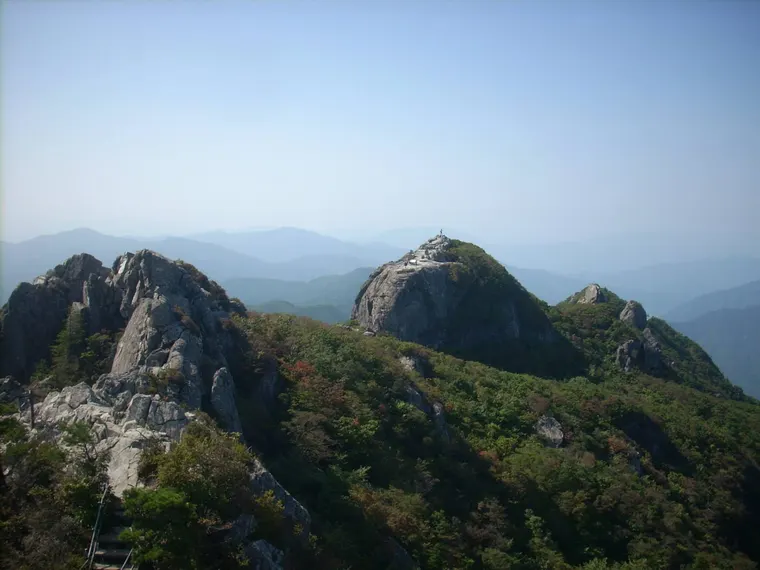 가야산 능선에서 바라본 암봉과 겹겹의 산줄기