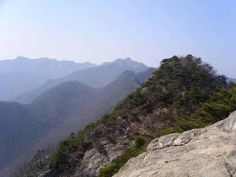계룡산 장군봉에서 바라본 암릉