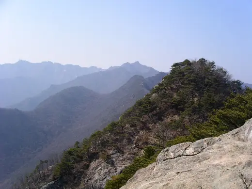 계룡산 장군봉에서 바라본 암릉