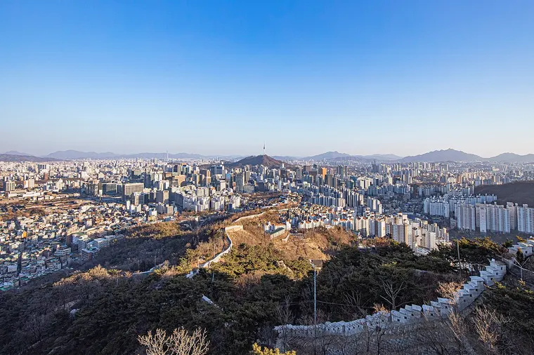 인왕산 한양도성 너머로 펼쳐지는 서울 도심과 남산 조망