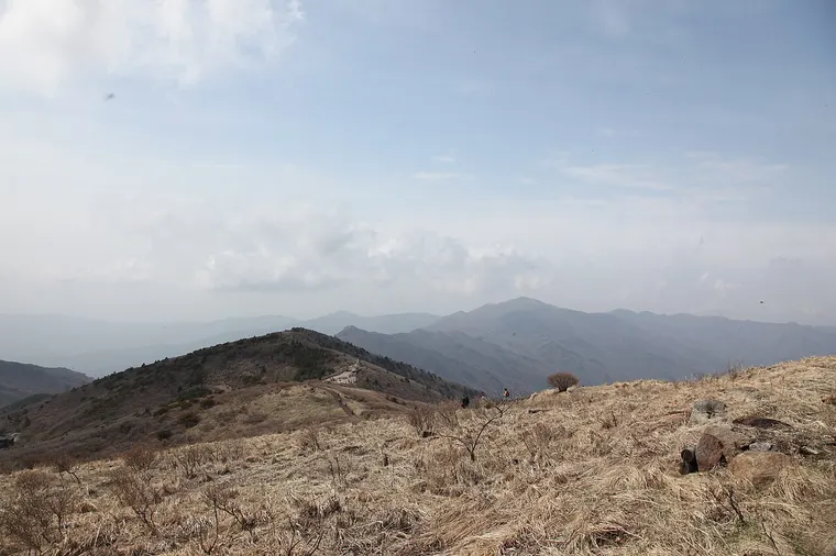 초록 능선이 겹쳐 보이는 지리산 풍경