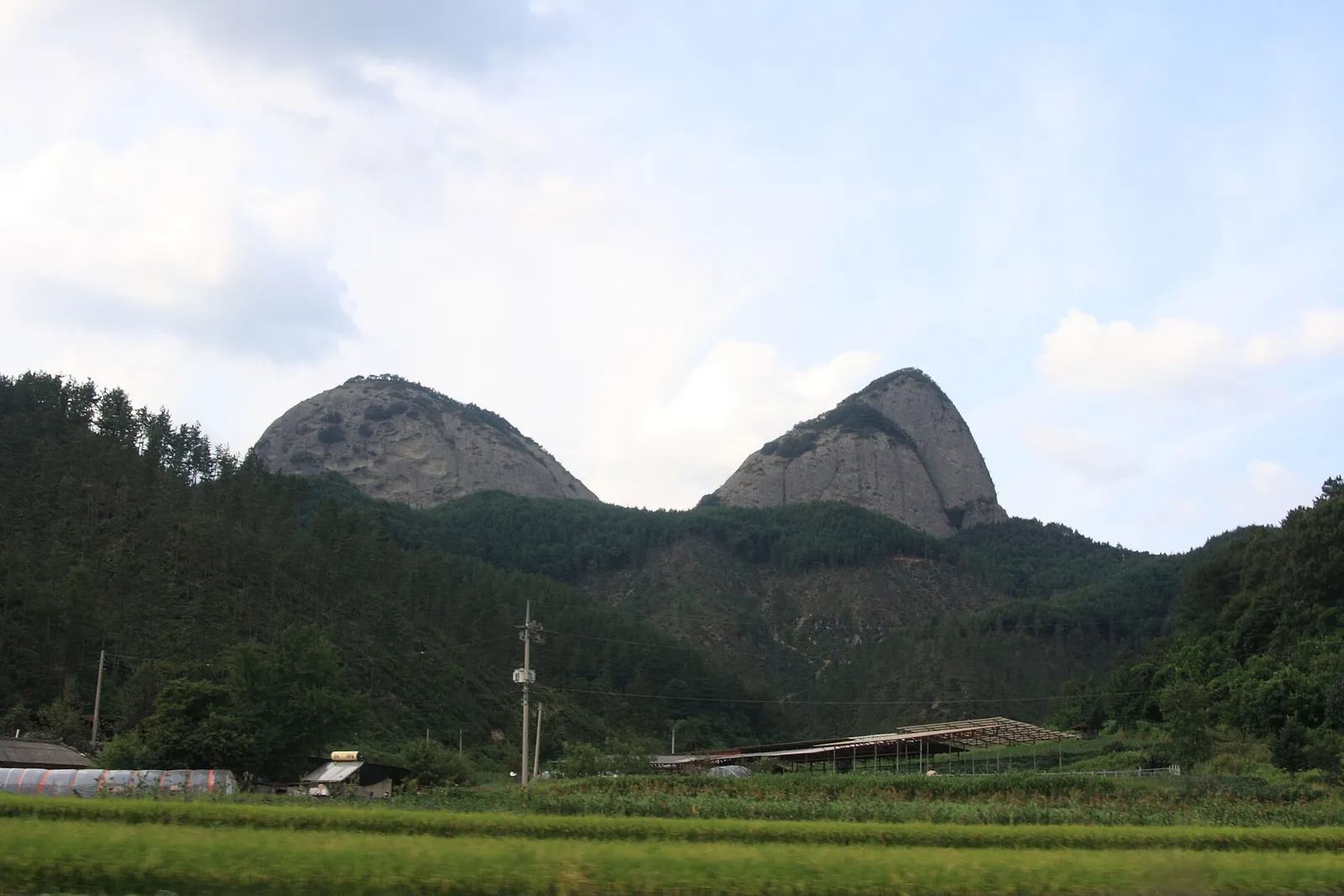마이산 마주 선 두 바위 봉우리