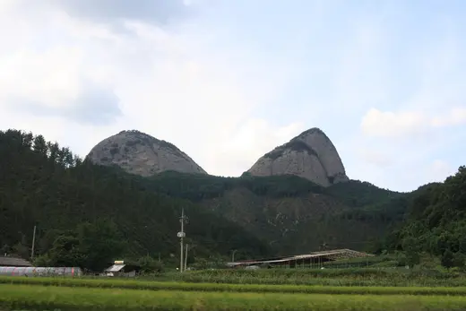 마이산 마주 선 두 바위 봉우리
