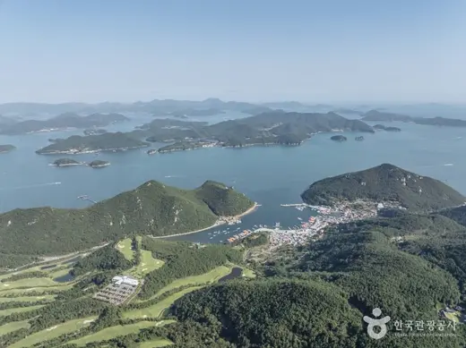 미륵산 정상부에서 내려다본 한려수도 섬과 푸른 바다