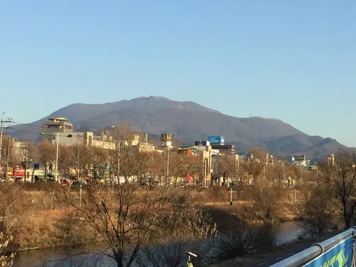 무등산 광주 도심 너머로 이어지는 능선