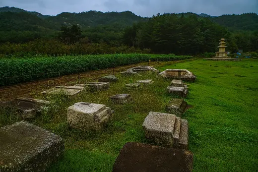 경주 남산 산줄기와 절터, 석탑이 어우러진 풍경