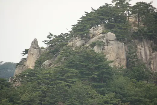 춘천 오봉산 소나무 숲 위로 솟은 화강암 절벽과 바위 능선
