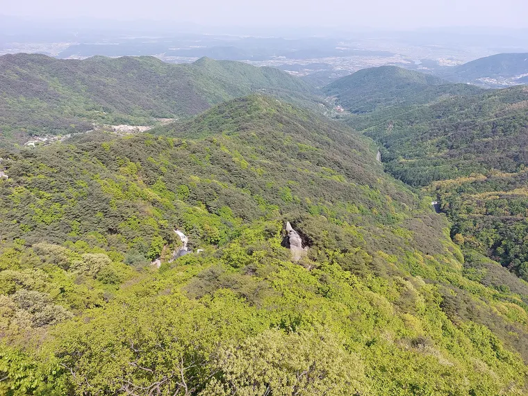 팔공산 관봉에서 경산 방향으로 바라본 능선