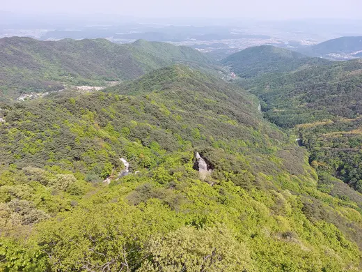 팔공산 관봉에서 경산 방향으로 바라본 능선