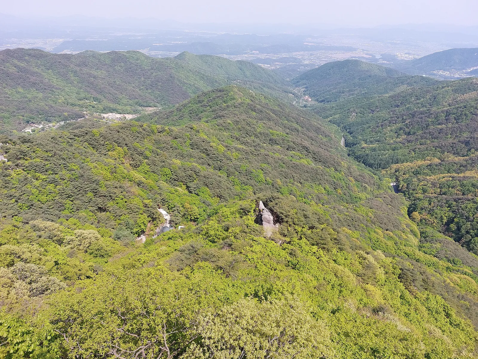 팔공산 관봉에서 경산 방향으로 바라본 능선