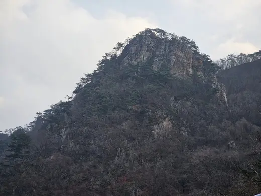 삼악산 바위로 이루어진 산 사면