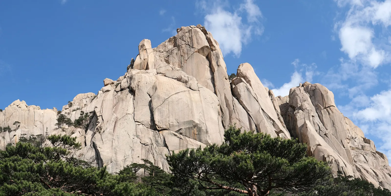 넓게 펼쳐진 설악산 울산바위 능선