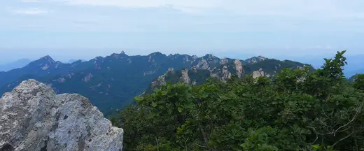 속리산 천왕봉에서 바라본 바위 능선