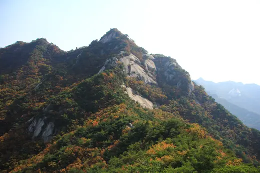 운악산 붉은 가을 단풍 사이로 솟은 거대한 화강암 암봉