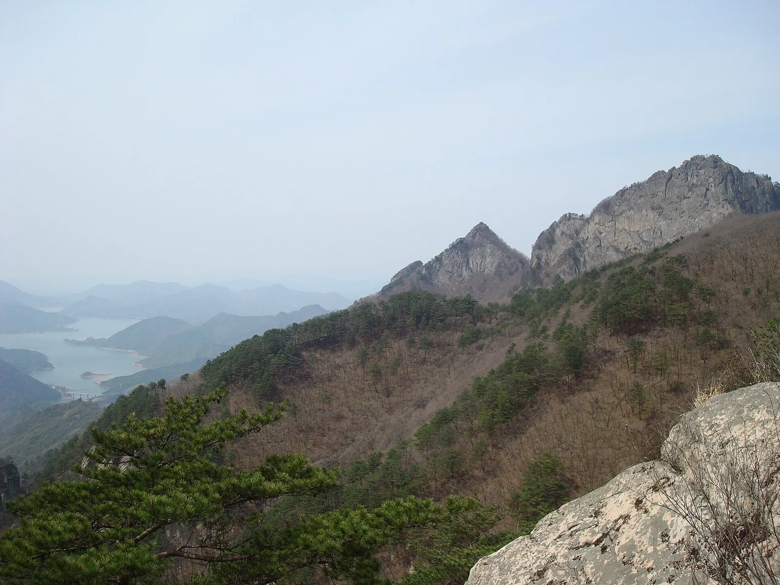 월악산 충주호 너머로 이어지는 바위 능선