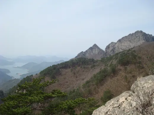 월악산 충주호 너머로 이어지는 바위 능선